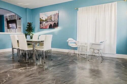 Spacious 5BR Retreat for Groups located in a peaceful neighbour hood