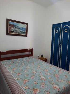 2 bedrooms, iron/ironing board, travel cot, WiFi