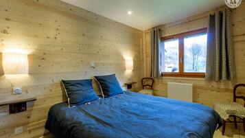 4 bedrooms, iron/ironing board, travel cot, free WiFi