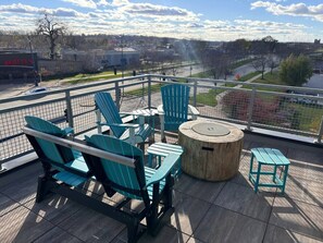 Outdoor dining - The Green & Onyx Escape (Des Moines)