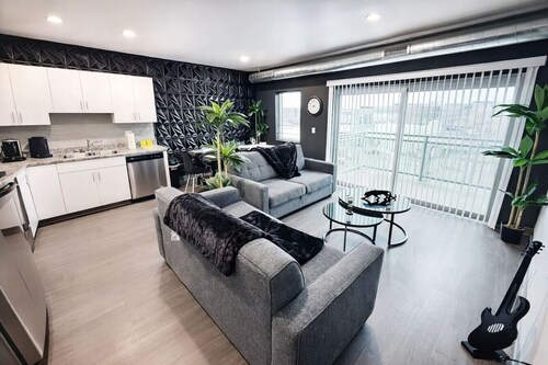 The Green & Onyx Escape