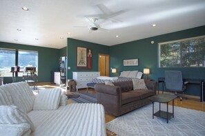 Interior - Charming Vineyard Retreat in Willamette Valley (Newberg)