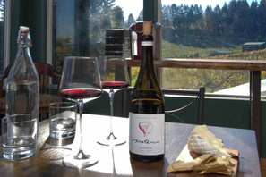 Dining - Charming Vineyard Retreat in Willamette Valley (Newberg)