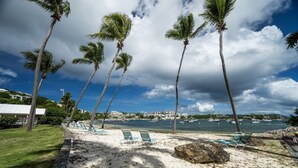 On the beach - Beachfront, Ocean Views, 2 bed, Poolside, Gym (St. Thomas)