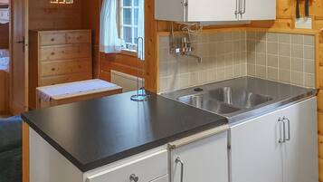 Fridge, stovetop, coffee/tea maker