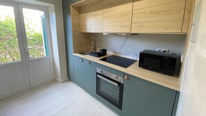 Una cocina moderna con horno empotrado, microondas y fregadero.
