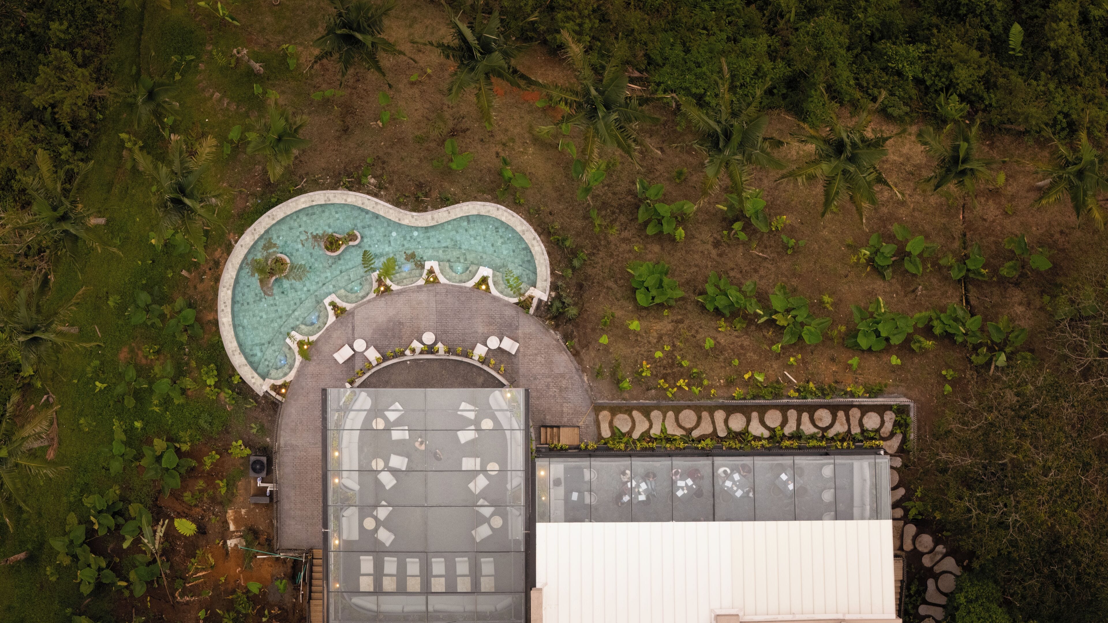 Una piscina al aire libre