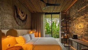 Un dormitorio moderno con una cama grande, un cabecero de madera, una mesita de noche y una repisa en la pared, con vistas a zonas verdes.