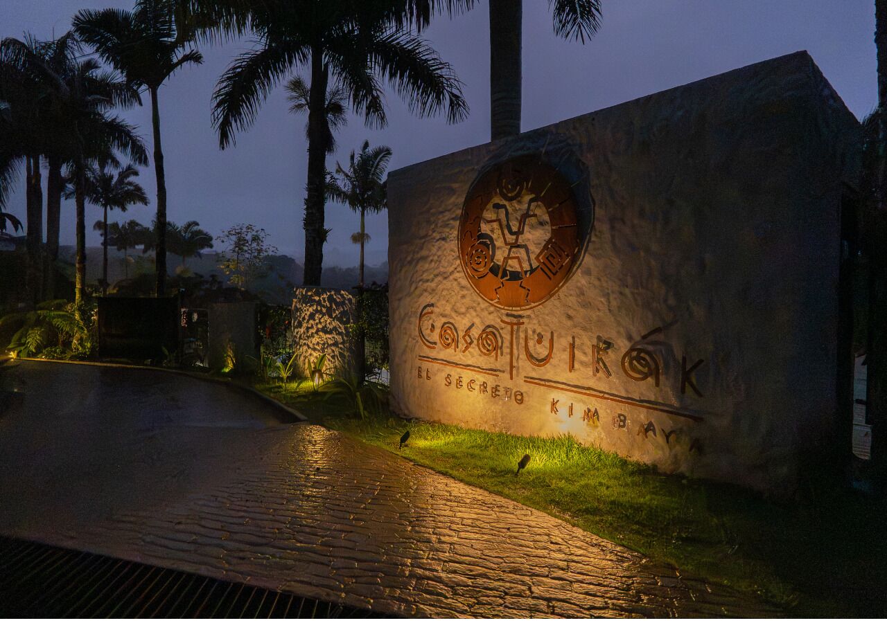 A stone wall with a circular emblem and the text 'CASATUROK' and 'EL SECRETO KIMBAR'.