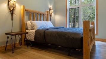 5 habitaciones, escritorio y tabla de planchar con plancha