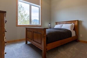 5 bedrooms, desk, iron/ironing board, travel cot