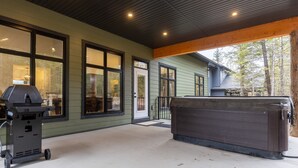 Un espace extérieur aménagé avec un barbecue et un jacuzzi.