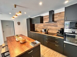 Réfrigérateur, four à micro-ondes, un four, surface de cuisson