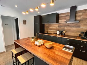 Kühlschrank, Mikrowelle, Ofen, Herdplatte