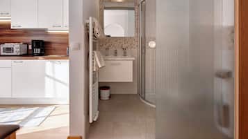 Kühlschrank, Ofen, Herdplatte, Wasserkocher mit Kaffee-/Teezubehör