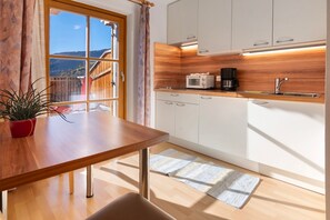 Fridge, oven, stovetop, dishwasher - Apartment "Haus Peer A 2" with Mountain View, Private Terrace, and Wi-Fi (Mals)