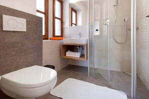 Shower, hair dryer, towels - Apartment 'Haus Peer B3' with Mountain View, Private Terrace and Wi-Fi (Mals)
