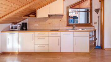 Ofen, Herdplatte, Geschirrspüler, Wasserkocher mit Kaffee-/Teezubehör