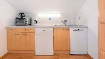 Oven, stovetop, dishwasher, coffee/tea maker