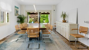A conference room with a long table, chairs, and a potted plant. - Villa 'Rio Verde' with Sea View, Wi-Fi and Air Conditioning (Marbella)