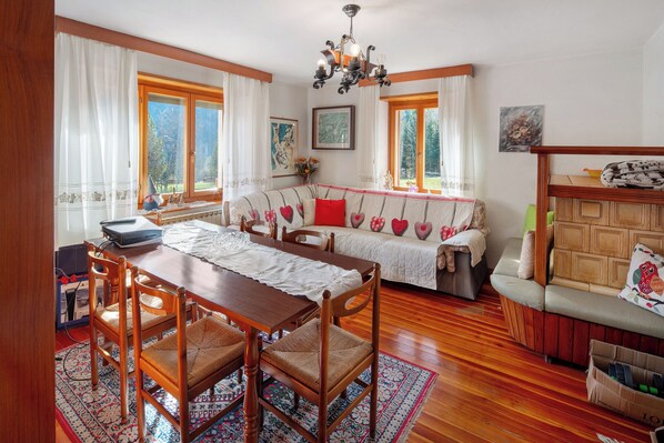 Interior - Apartment 'Mulaz' with Mountain View, Shared Garden and Wi-Fi (Falcade)