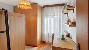 A wooden room with a wardrobe, a desk, and a shelf. - Apartment 'Mulaz' with Mountain View, Shared Garden and Wi-Fi (Falcade)