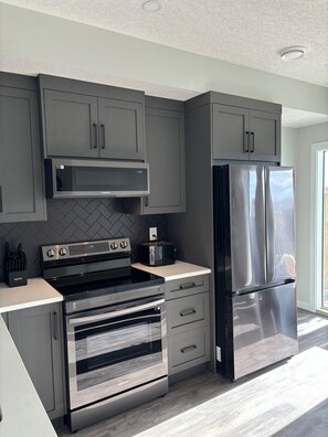 Refrigerador, microondas, horno y parrilla de estufa