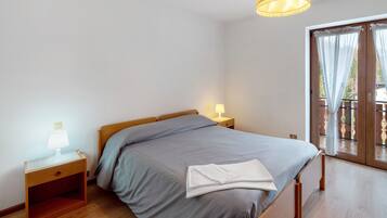 3 bedrooms, iron/ironing board, bed sheets