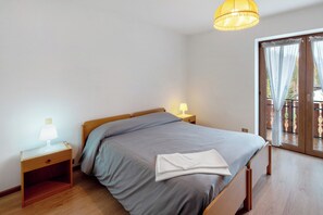 3 bedrooms, iron/ironing board, bed sheets