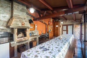 Fridge, microwave, oven, stovetop - O Forno Do Curro-Casiña Da Avelá: Mountain Views, Shared Pool & Wi-Fi (Boboras)