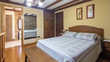 1 dormitorio, tabla de planchar con plancha, wifi gratis y ropa de cama