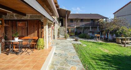 O Forno Do Curro-Casiña Da Avelá: Mountain Views, Shared Pool & Wi-Fi