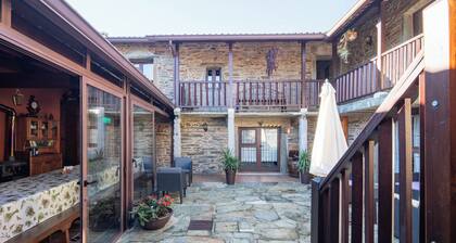Casa rural 'Oforno Do Curro-habitación Adaptada' con vistas a la montaña, piscina privada y Wi-Fi