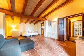 5 bedrooms, iron/ironing board, free WiFi, bed sheets