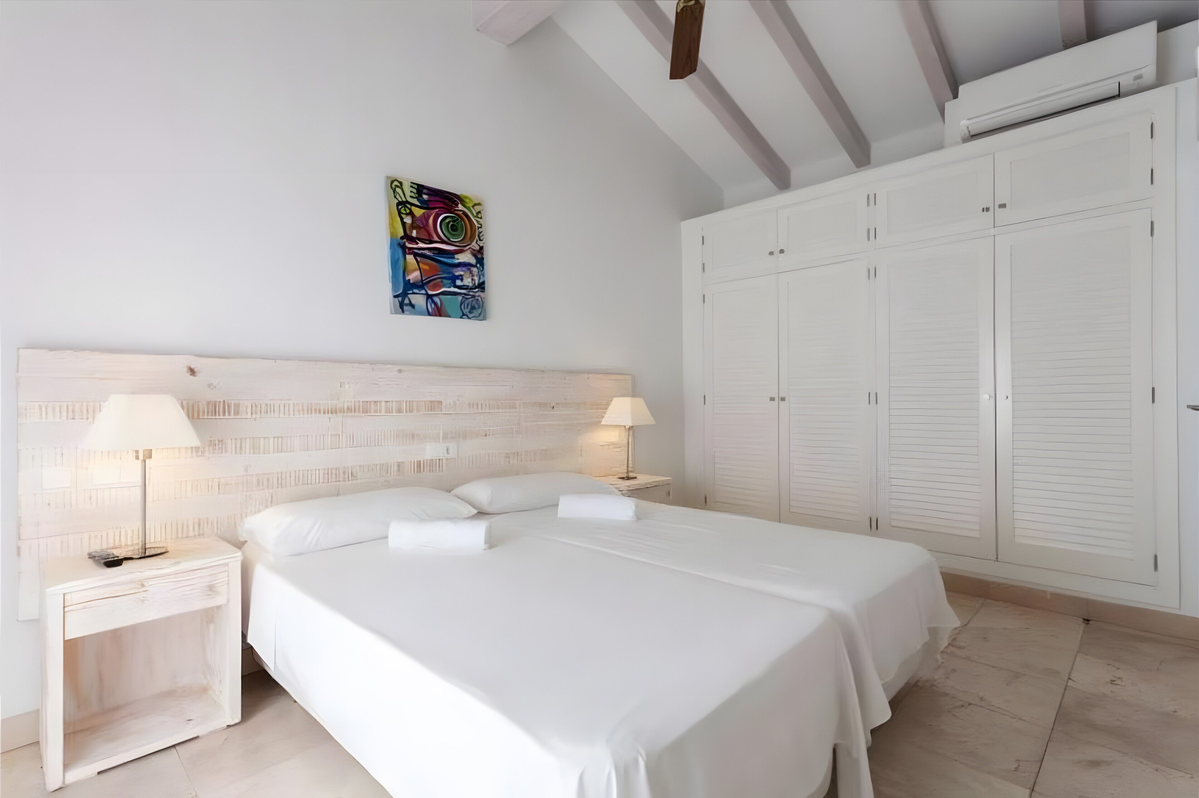 5 bedrooms, iron/ironing board, free WiFi, bed sheets