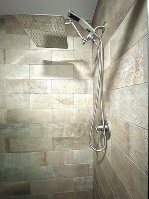Chuveiro, secador de cabelo, toalhas de banho, sabonete