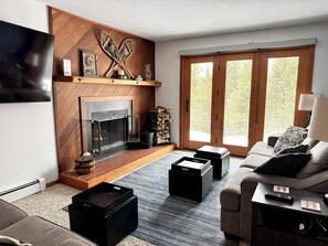 Smart TV, fireplace, table football, ping pong - Cozy 2bdrm condo+fireplace+WiFi+in-unit wash/dryer, 10-40 min from 6 SKI resorts (Silverthorne)