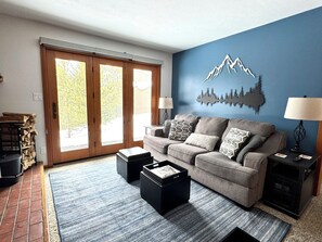 Smart TV, fireplace, table football, ping pong - Cozy 2bdrm condo+fireplace+WiFi+in-unit wash/dryer, 10-40 min from 6 SKI resorts (Silverthorne)