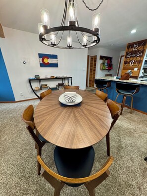 Dining - Cozy 2bdrm condo+fireplace+WiFi+in-unit wash/dryer, 10-40 min from 6 SKI resorts (Silverthorne)
