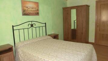 4 bedrooms, iron/ironing board, bed sheets