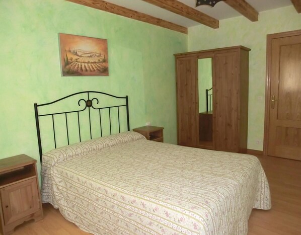 4 bedrooms, iron/ironing board, bed sheets