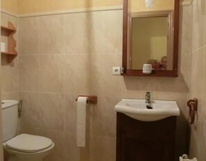 Chuveiro, toalhas de banho