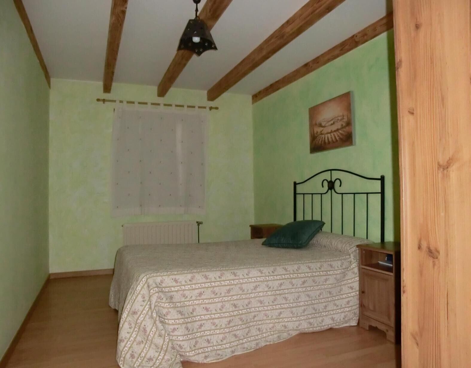 4 habitaciones, tabla de planchar con plancha y ropa de cama 