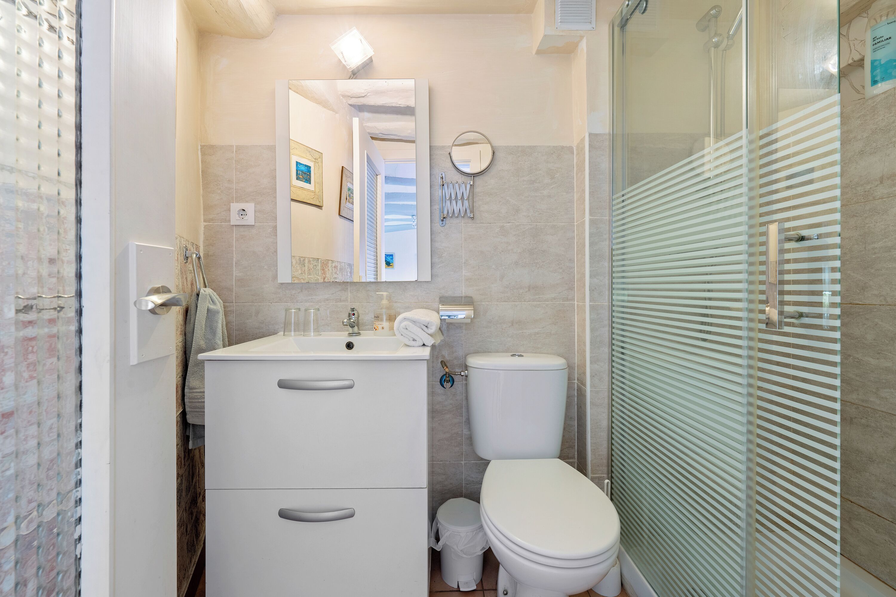 Douche, sèche-cheveux, serviettes fournies