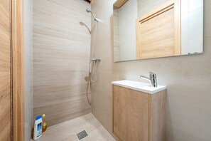 Shower, towels