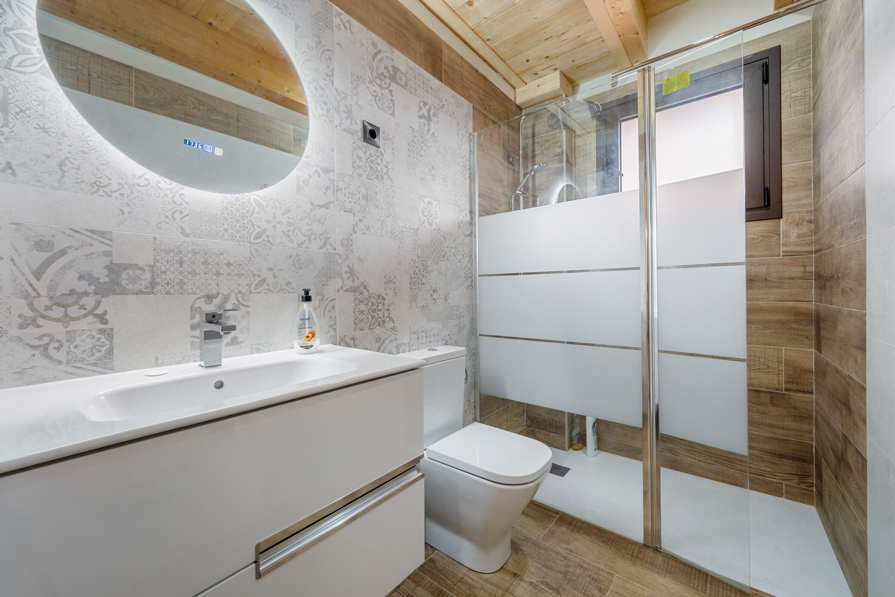 Shower, towels