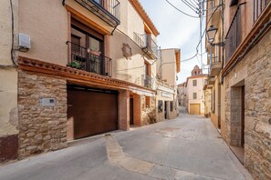 Property grounds - Country House 'Sierra De Majalinos' with Mountain View, Wi-Fi and Air Conditioning (Ejulve)