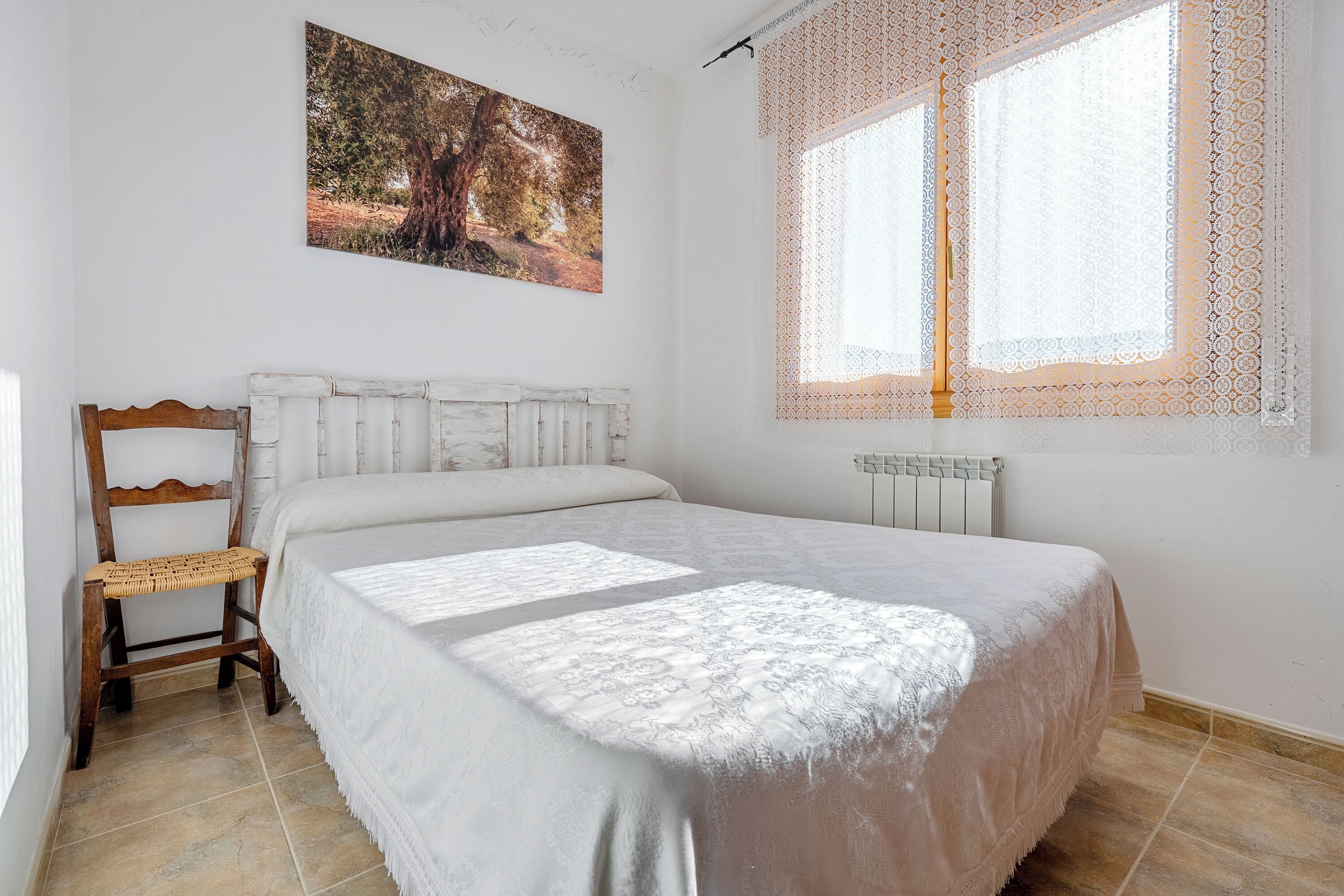 5 dormitorios, tabla de planchar con plancha, ropa de cama