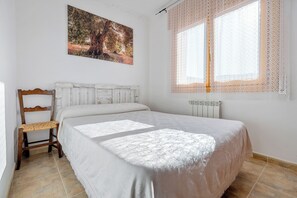 5 quartos, ferros/tábuas de passar roupa, roupa de cama