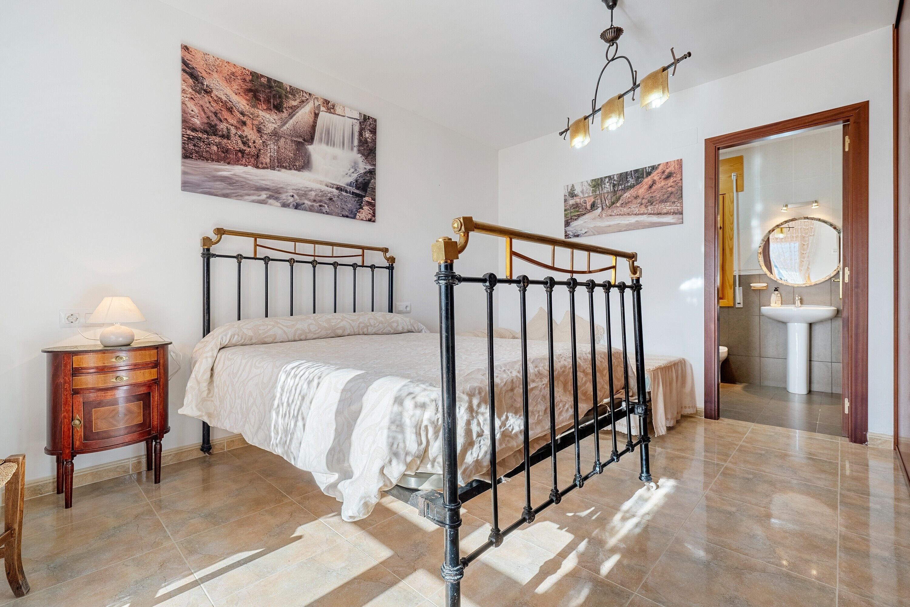 5 bedrooms, iron/ironing board, bed sheets